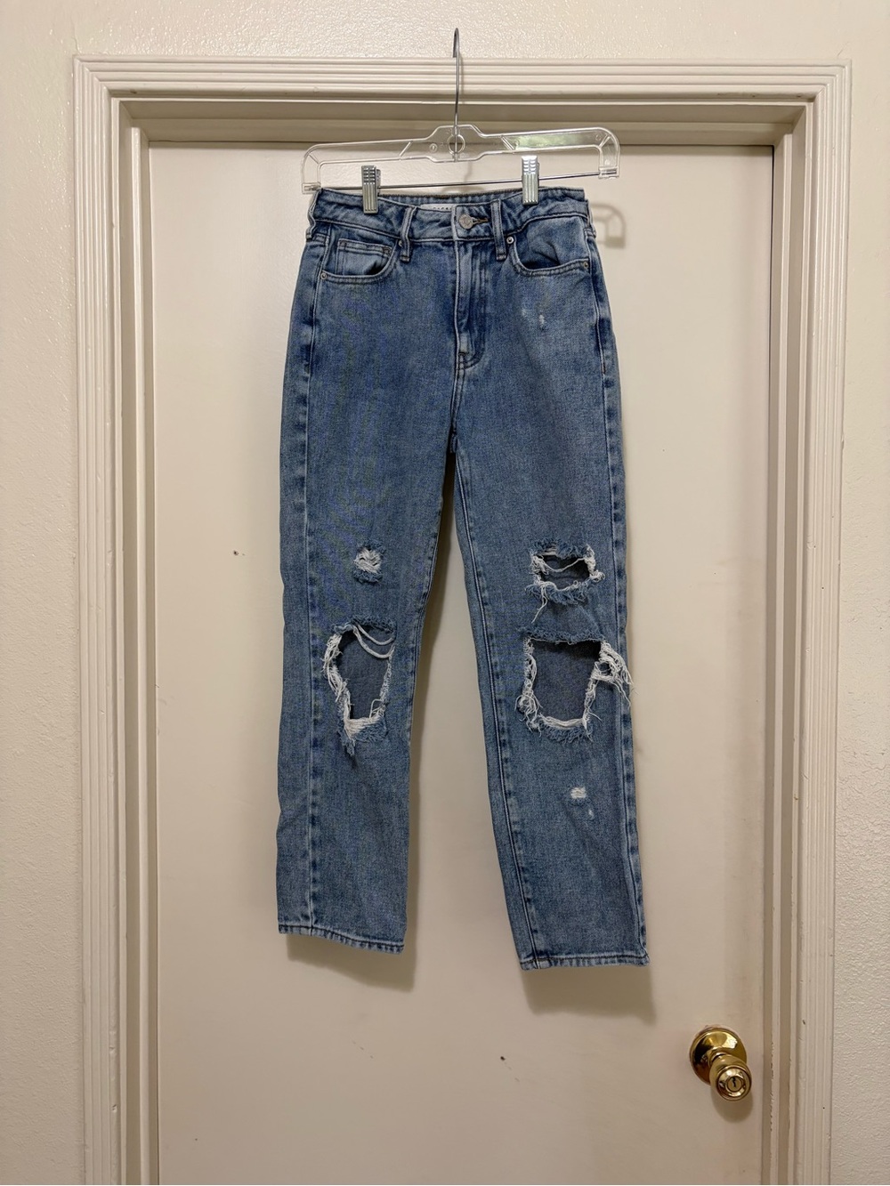 PACSUN DISTRESSED MOM JEANS – WOMEN’S 23S